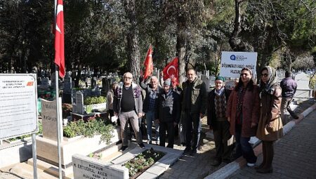 Huzurevi Sakinleri Topçu Yüzbaşı’nı Mezarı başında andı