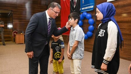 Van Büyükşehir Belediyesi kentte bulunan 300 Tip 1 diyabet hastası çocuğa şeker ölçüm cihazı ile 7 bin sensör dağıttı