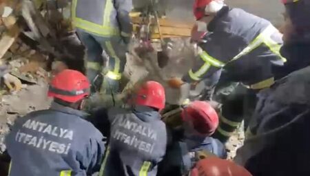 Antalya Büyükşehir Belediyesi İtfaiyesi’nden depremin 162’nci saatinde mucize kurtarış