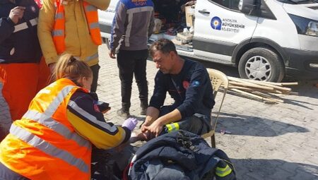 Antalya Büyükşehir Sağlık Ekipleri Deprem Bölgesinde Görev Başında