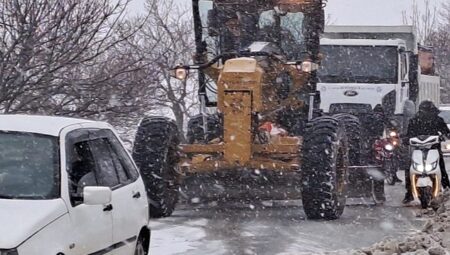 Aydın Büyükşehir Belediyesi Ekipleri Karla Mücadele Çalışmalarına Devam Ediyor