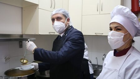 İzmir İl Milli Eğitim Müdürü Dr. Murat Mücahit Yentür Ücretsiz Yemek Hazırlıklarını Yerinde Ziyaret Ederek İncelemelerde Bulundu