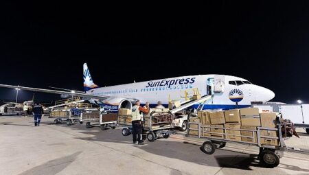 SunExpress’in Almanya’dan gelen yardımları taşıyan ilk kargo uçağı Antalya’ya ulaştı
