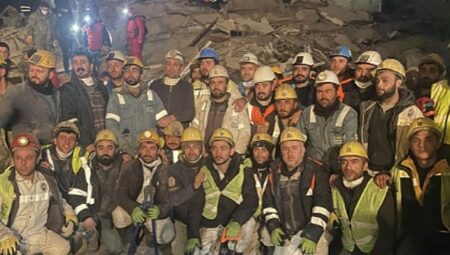 Türkiye’nin dört bir yanından gelen 10 bin madencimizin ellerinden öpüyoruz