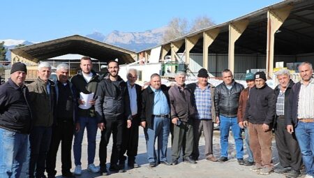 Antalya Büyükşehir’den Alanyalı çiftçilere sera naylonu yardımı