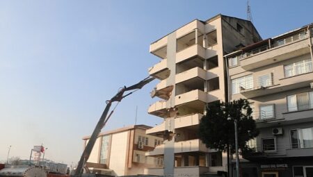 Büyükşehir, Kınay İş Merkezi’nin yıkımına başlandı