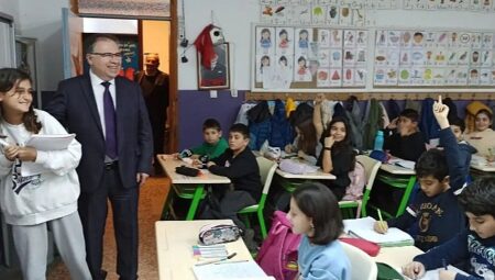 Foça Kaymakamı TÜRKÖZ, birleştirilen okulları ziyaret ediyor.