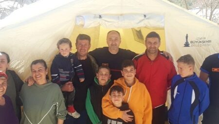 İzmir’in itfaiye personeli depremde evi yıkılan askerlik arkadaşının yardımına koştu