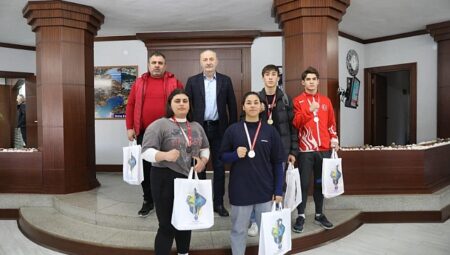 Şampiyon Boksörlerden Başkan Atabay’a Ziyaret