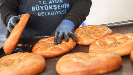 Aydın Büyükşehir Belediyesi’nin Halk Ekmek Satış Noktalarına Vatandaşlarından Yoğun Talep