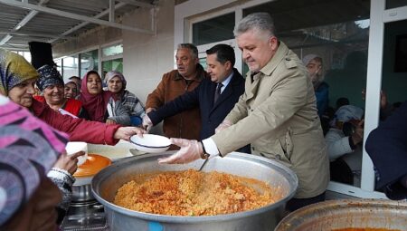 Başkan Gerenli vatandaşa yemek dağıttı