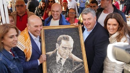 Alaçatı Ot Festivali’nde Tunç Soyer’e mozaik Atatürk Portresi