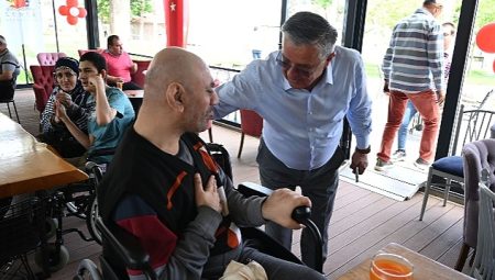 Başkan Topaloğlu’ndan engelli bireylere engelli deniz şezlongu