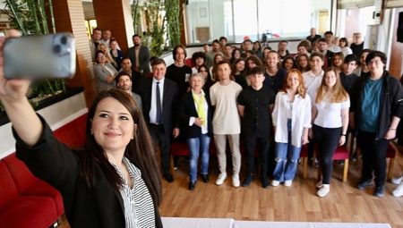 Cumhuriyet Halk Partisi Genel Başkan Yardımcısı ve İzmir 2. Bölge Milletvekili Adayı Gökçe Gökçen Karşıyaka’da gençlerle buluştu