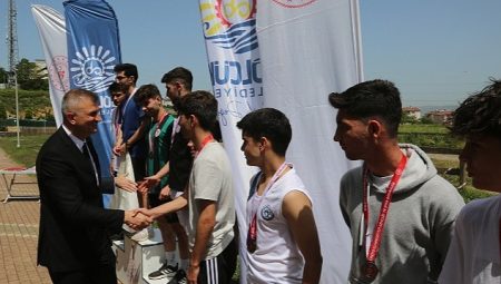 Gölcüklü Gençler 19 Mayıs Coşkusu İle Koştu