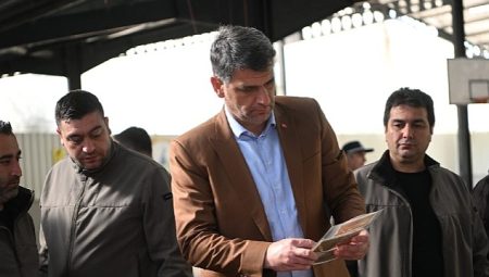 Kartepe Belediye Başkanı Av.M.Mustafa Kocaman, Kartepe Kent Çarşı’sında kurulmaya başlayan Antika Pazarı’nı ilk gününde ziyaret etti